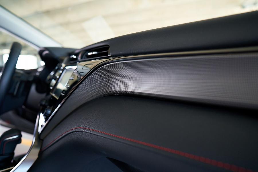 Детали интерьера Toyota Camry TRD 2019 года  (NA) (фото 22 из 23)
